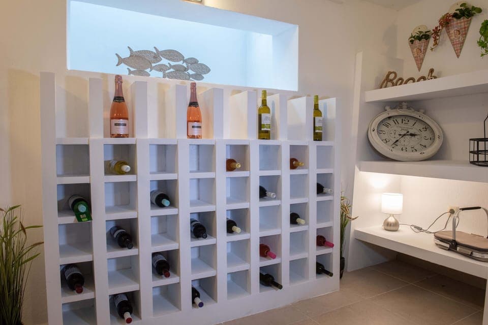 Στο υπόγειο υπάρχει ένα ενημερωμένο κελάρι κρασιών με ένα έξτρα κόστος.