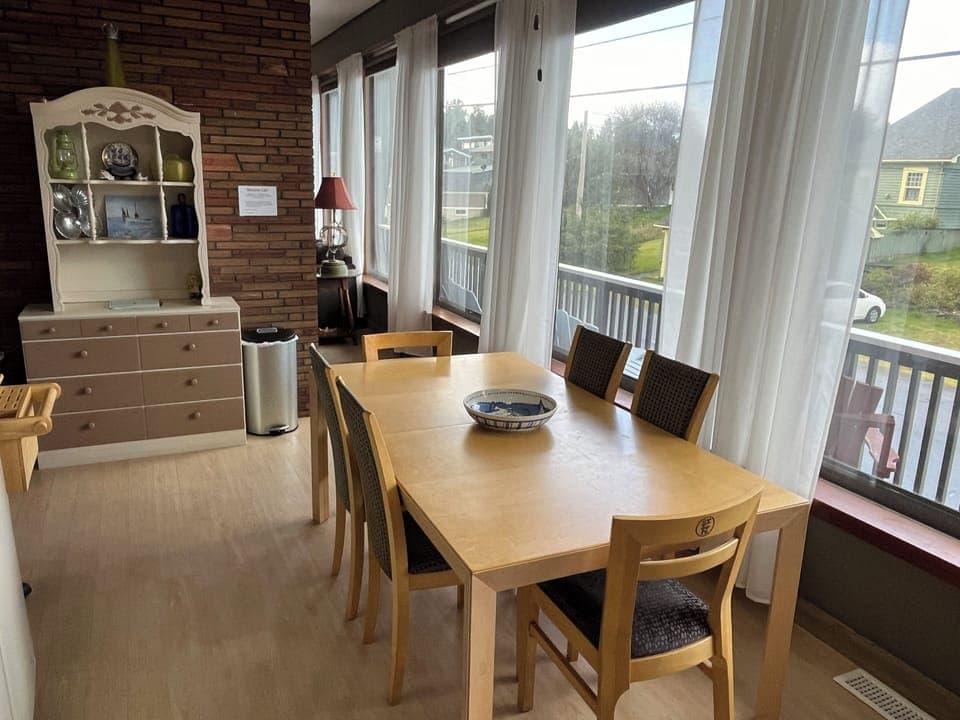 Kitchen/Dining for 6