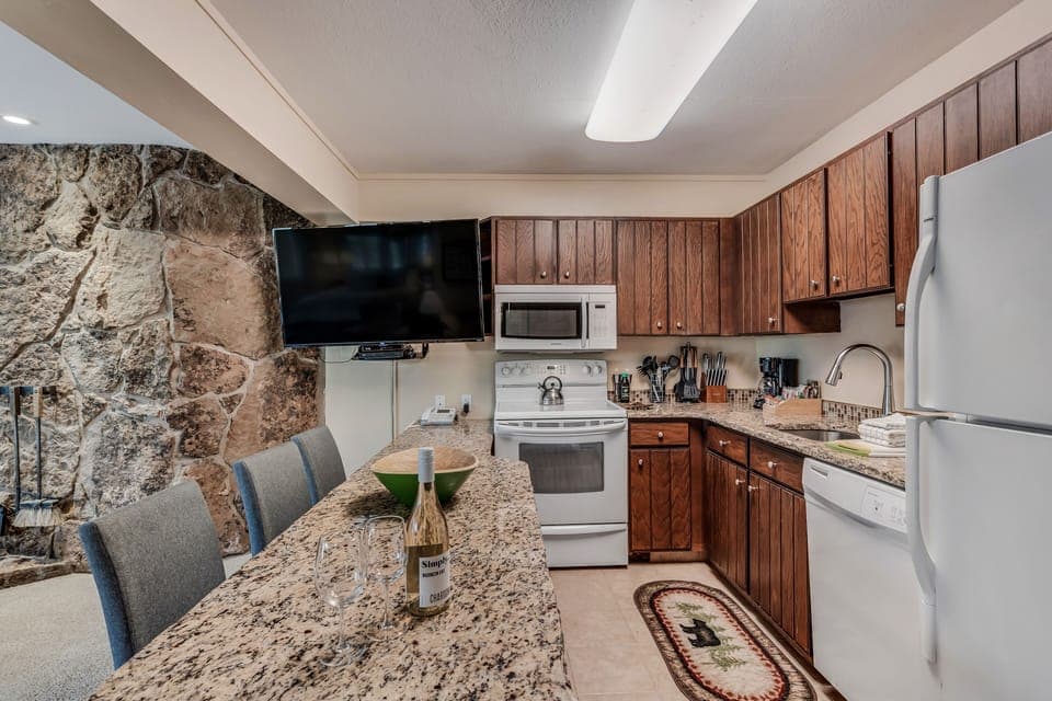 Full kitchen