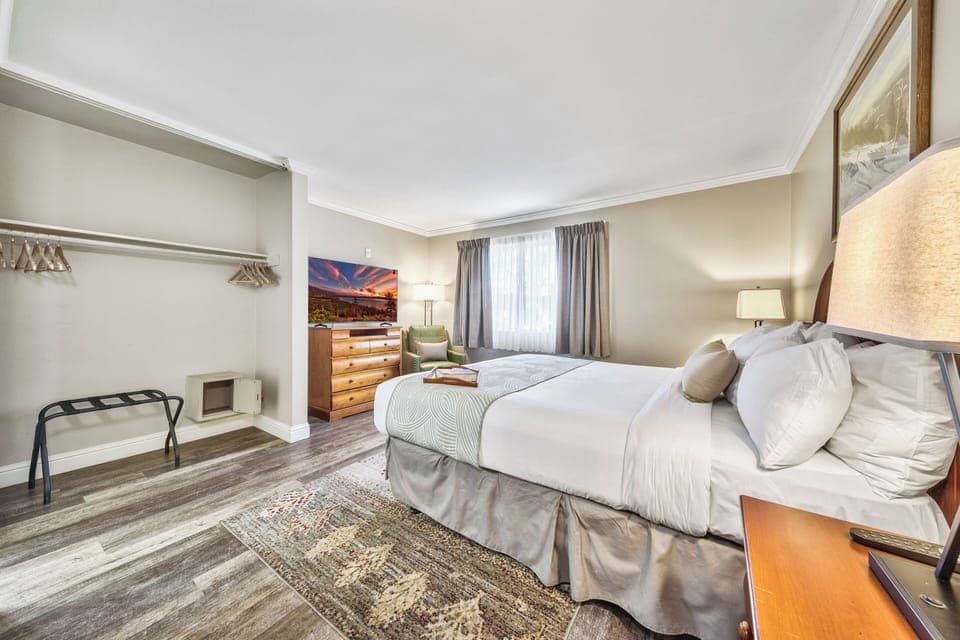 Unit with 1 King bed. Exact unit will be assigned upon arrival. Views, colors, and decor may vary.