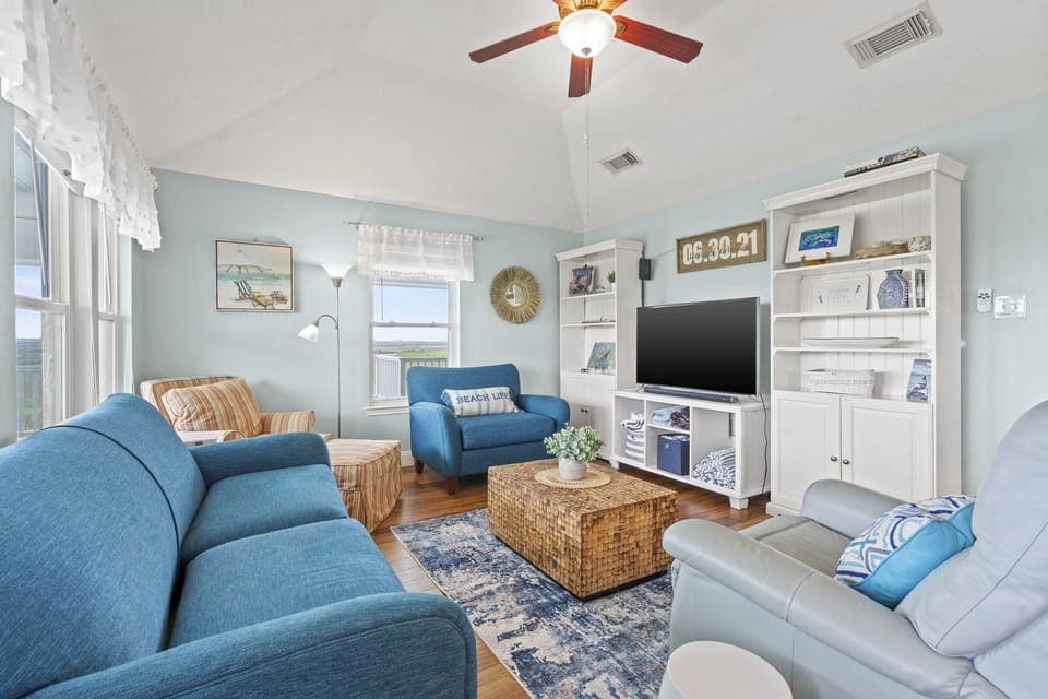 Bright and spacious living room - perfect for relaxing after a day at the beach!