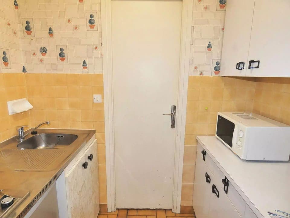 Microwave, electric kettle, toaster, cookware/dishes/utensils