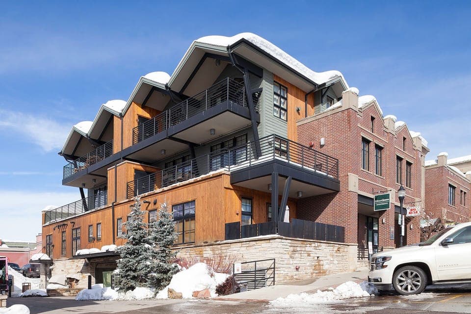 Alpenglow-Condominiums-01w