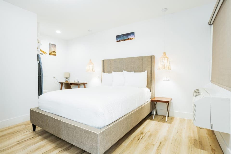 DQ -  Deluxe Room, 1 Queen Bed, Non Smoking image 1