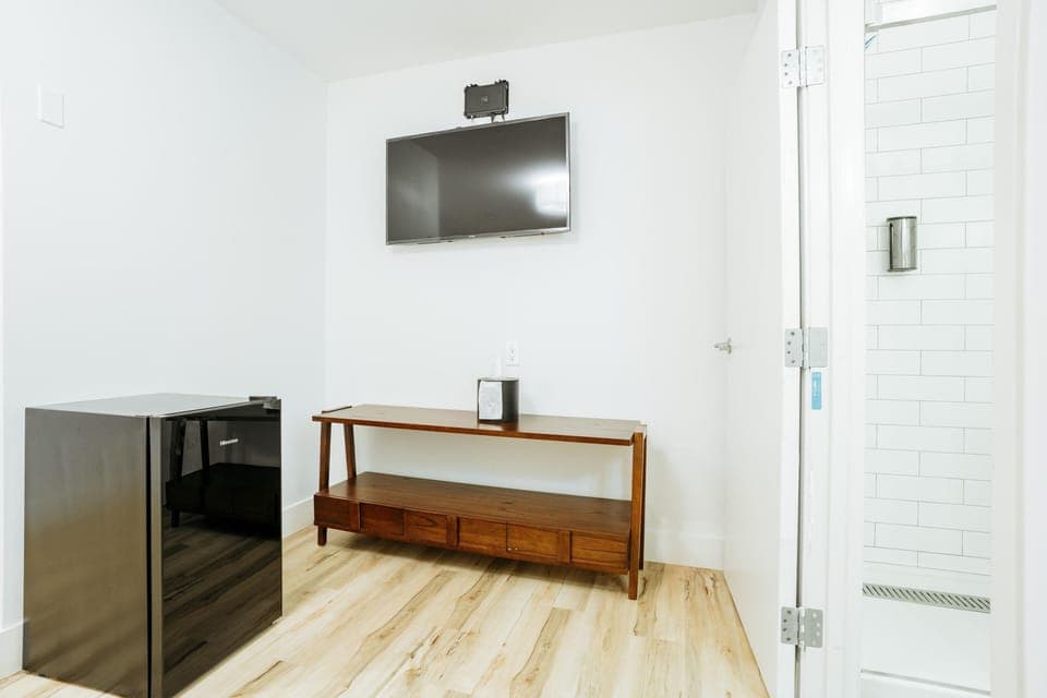 DQ -  Deluxe Room, 1 Queen Bed, Non Smoking image 4