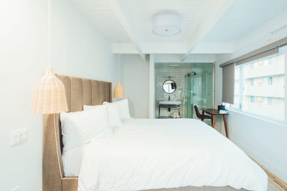 DK - Deluxe Room, 1 King Bed, Non Smoking image 1