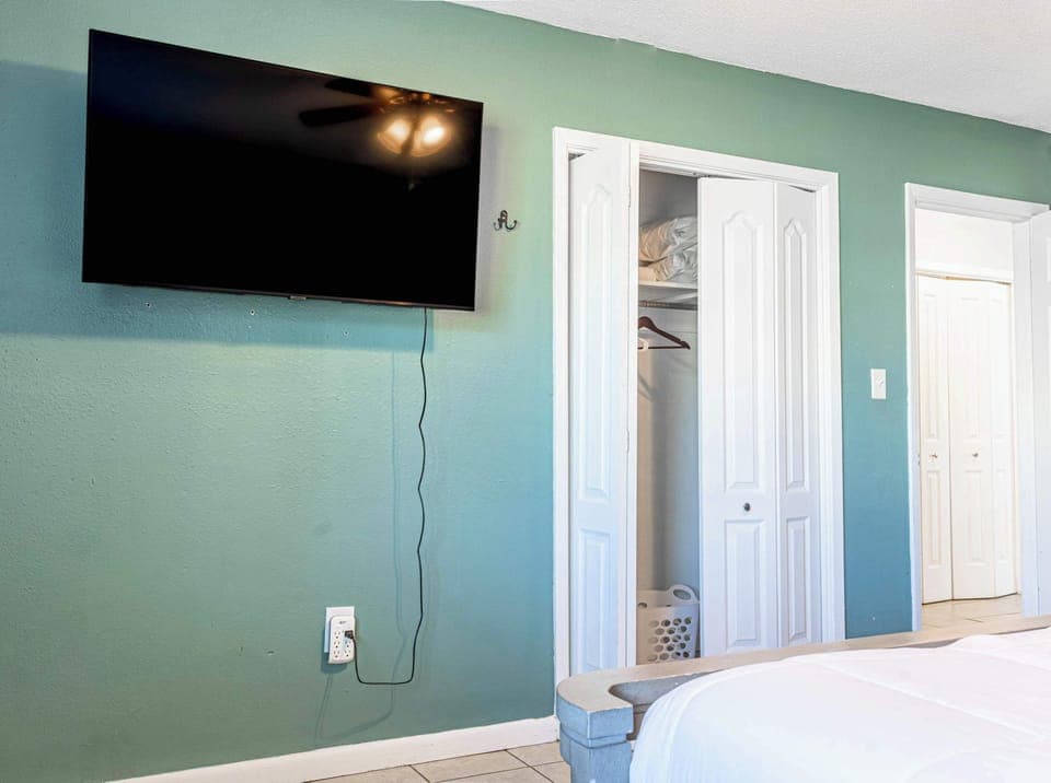 Second bedroom with TV