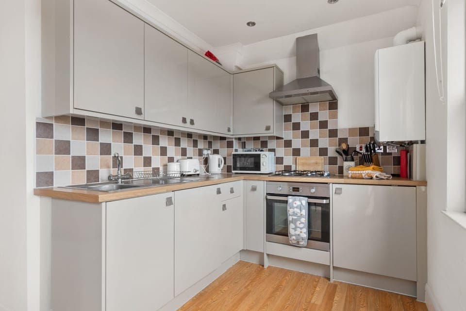 Lovely Apartment, Spectacular Coastal Views, Short Walk to Beach