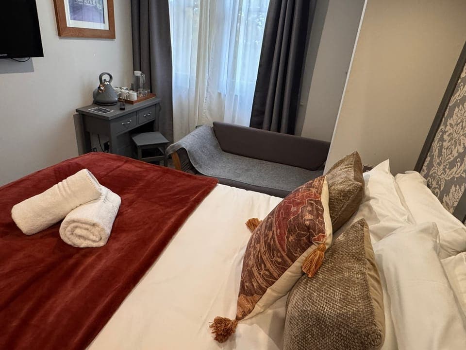 double room economy  shared bathroom Park view ,room 7