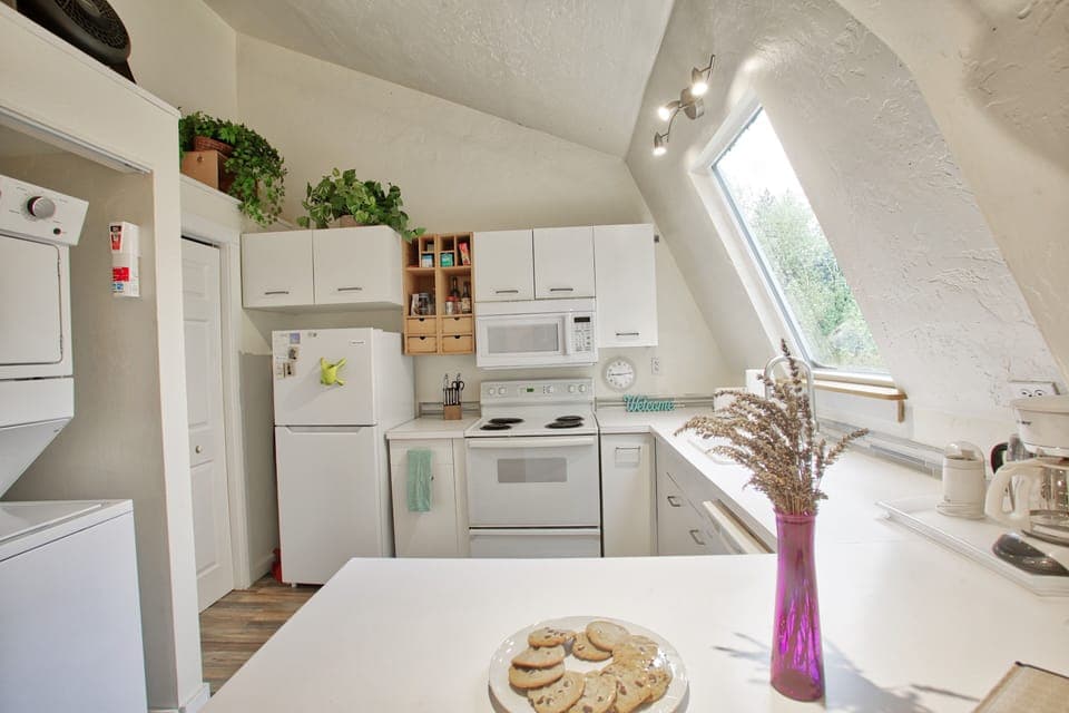 Everything you need to make breakfast, lunch and dinner. 