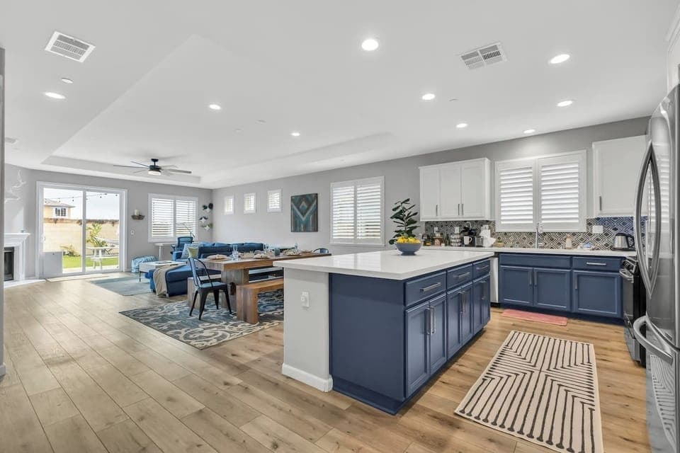 Opened concept fully loaded kitchen with Large Island.