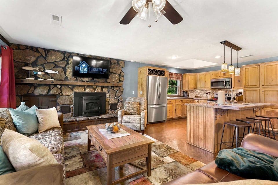 You will love to gather around and recap your fun day on the lake in this comfortable space, or enjoy the new smart TV with satellite.