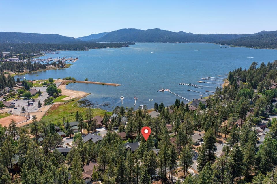 BEAUTIFUL LAKE VIEWS! - Walk to the lake at this excellent location, close to everything.
