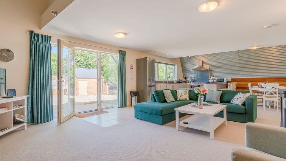 Living Area to Kitchen, Ledge View, Bolthole Retreats
