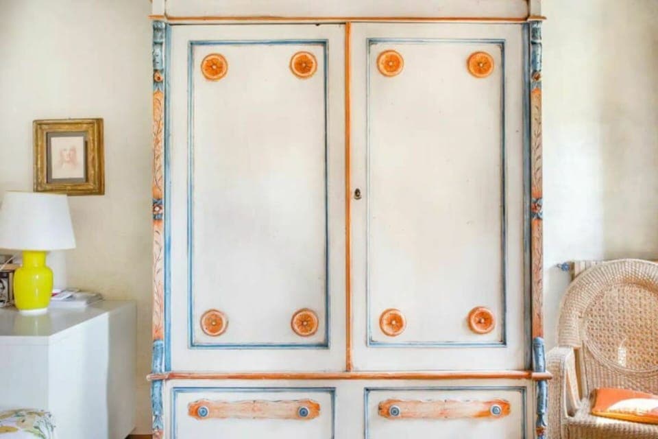 Amenities, Common Room, Living Room, People, Room Detail