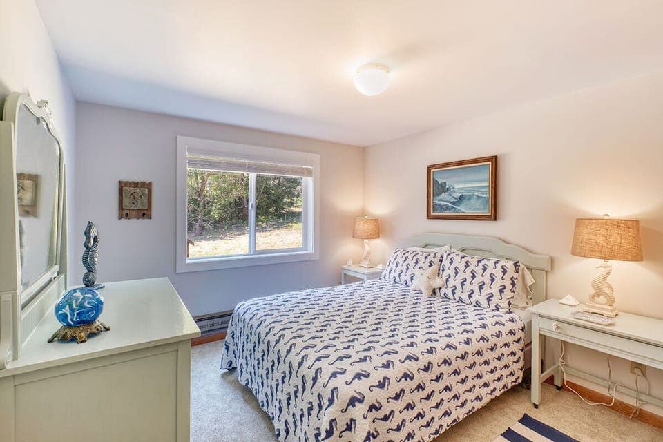 Bedroom 4 of 4 - 1st Floor - Queen Bed