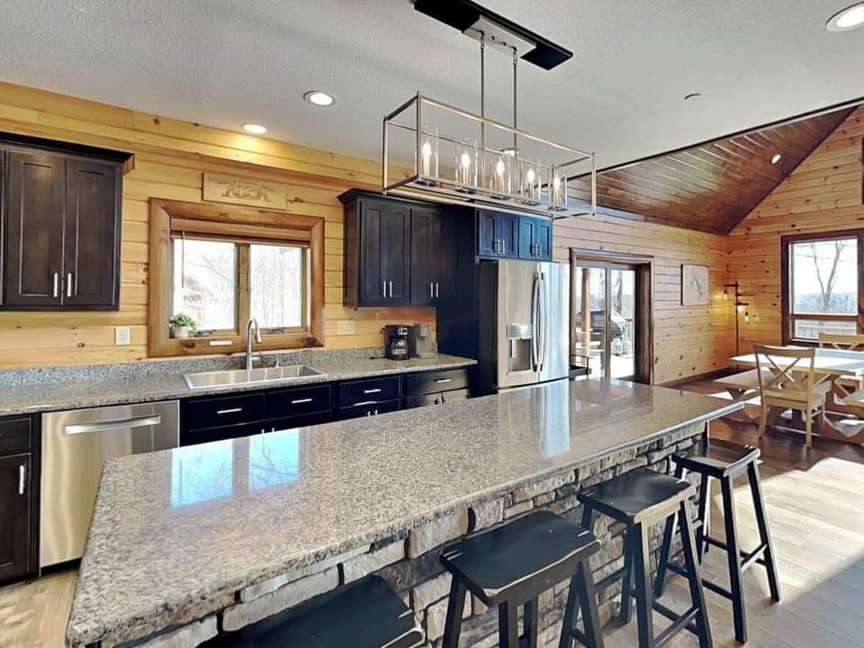 Full Kitchen - Breakfast Bar Seating for 4