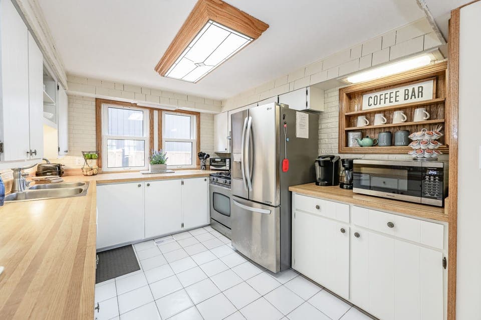 Complimentary coffee bar. Gas range, side-by-side fridge, dishwasher & microwave