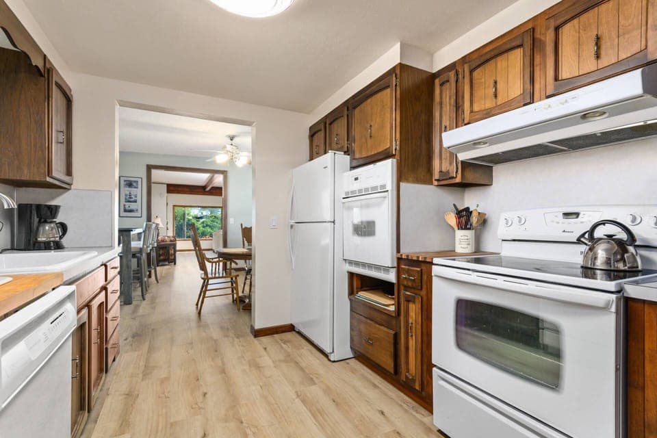 Cook delicious meals for breakfast, lunch, and dinner in this fully equipped kitchen. We suggest grabbing some seafood from a local market.