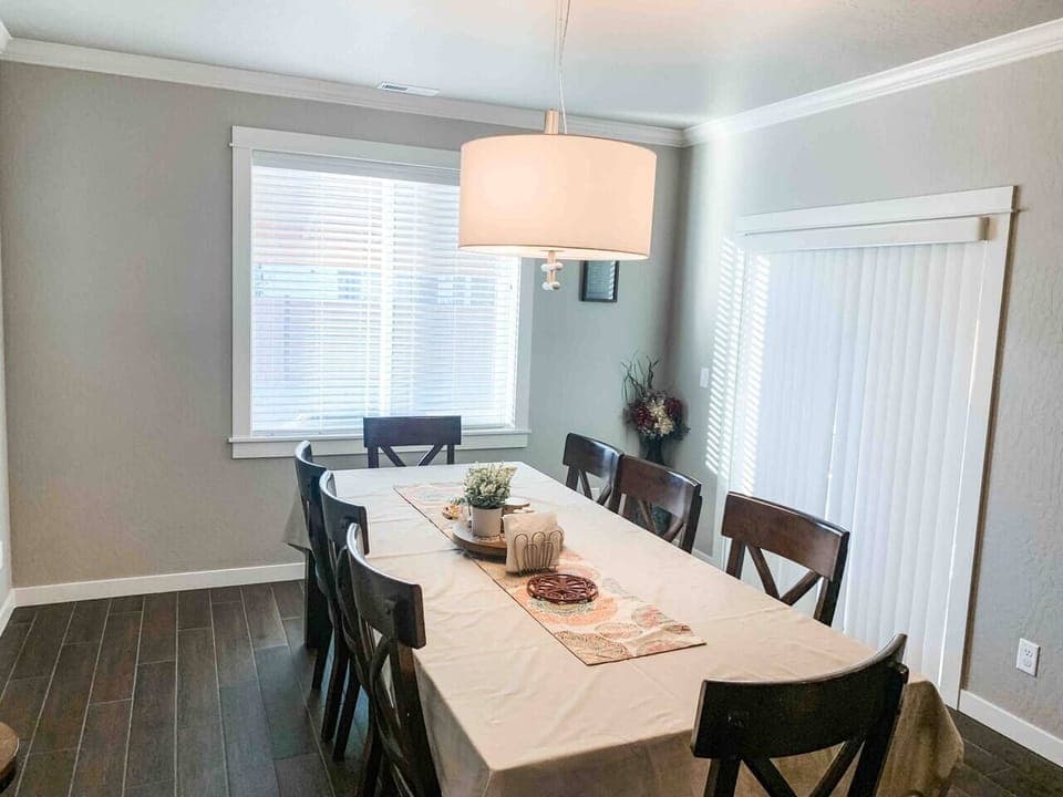 Dinning room feature a large table with seating for 8. Great for large family gatherings. 