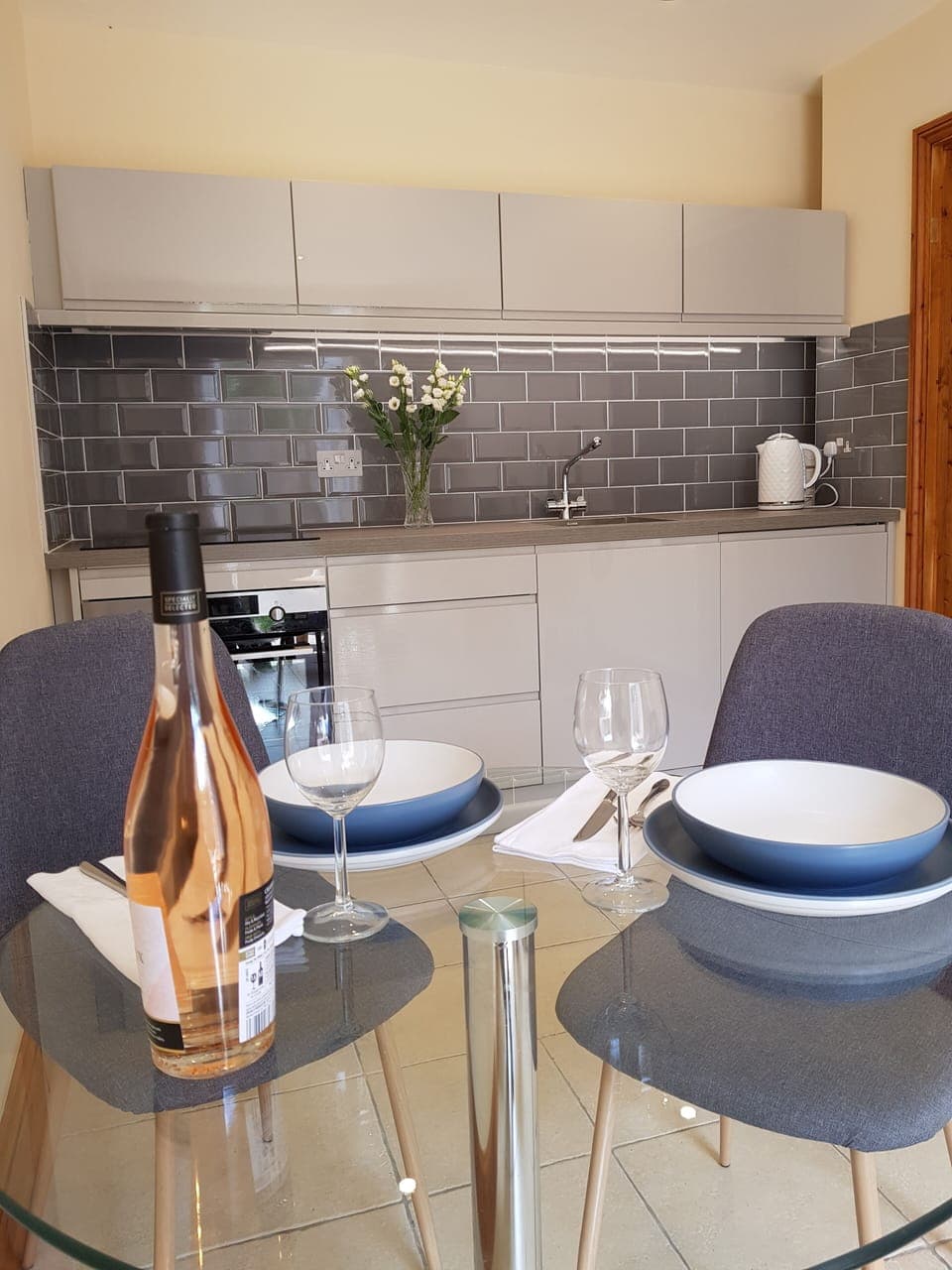 Owl's Roost, Cotswolds (Sleeps 2) Newly installed contemporary kitchen/diner 