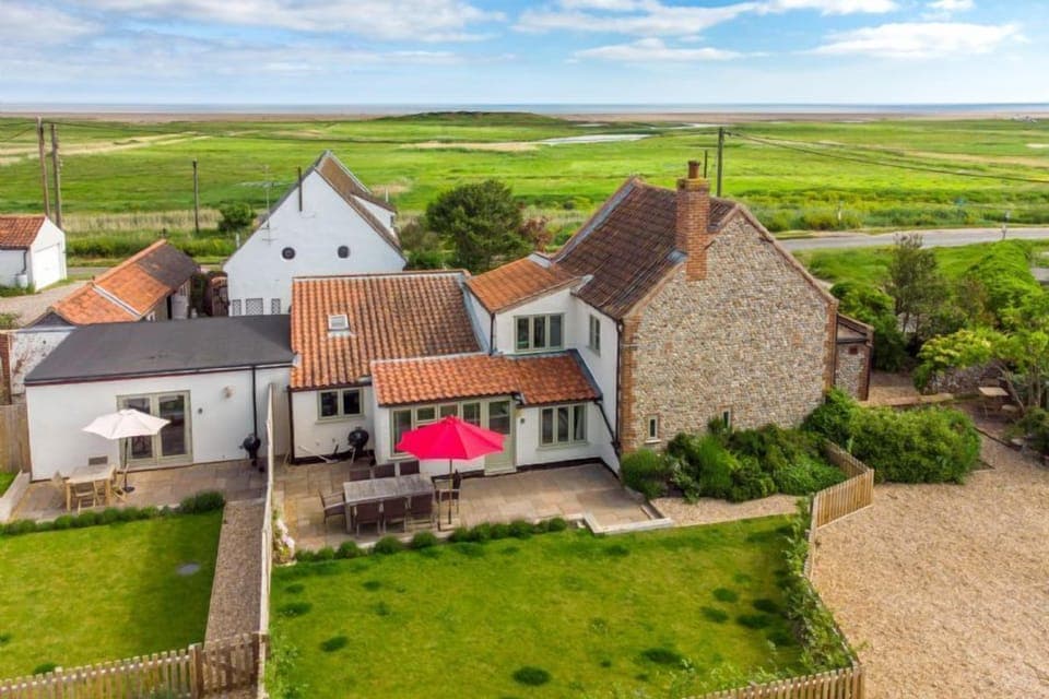 Eastgate Cottage and Hideaway, Salthouse: Offering spectacular front-line views of the marshes and the sea