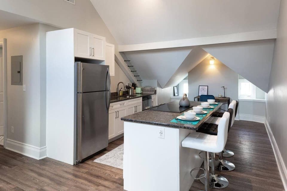 "Great place with two very good sized bedrooms and well equipped kitchen and bathroom/laundry. Easy instructions for entry and clear and quick communication from the host team."  - Kurt, 5 Star Review