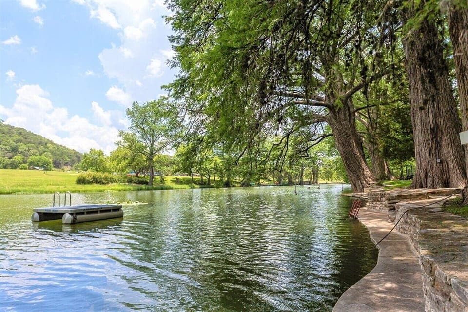 Amazing Riverfront, Concrete patio on River, Floating Dock and Rope Swing