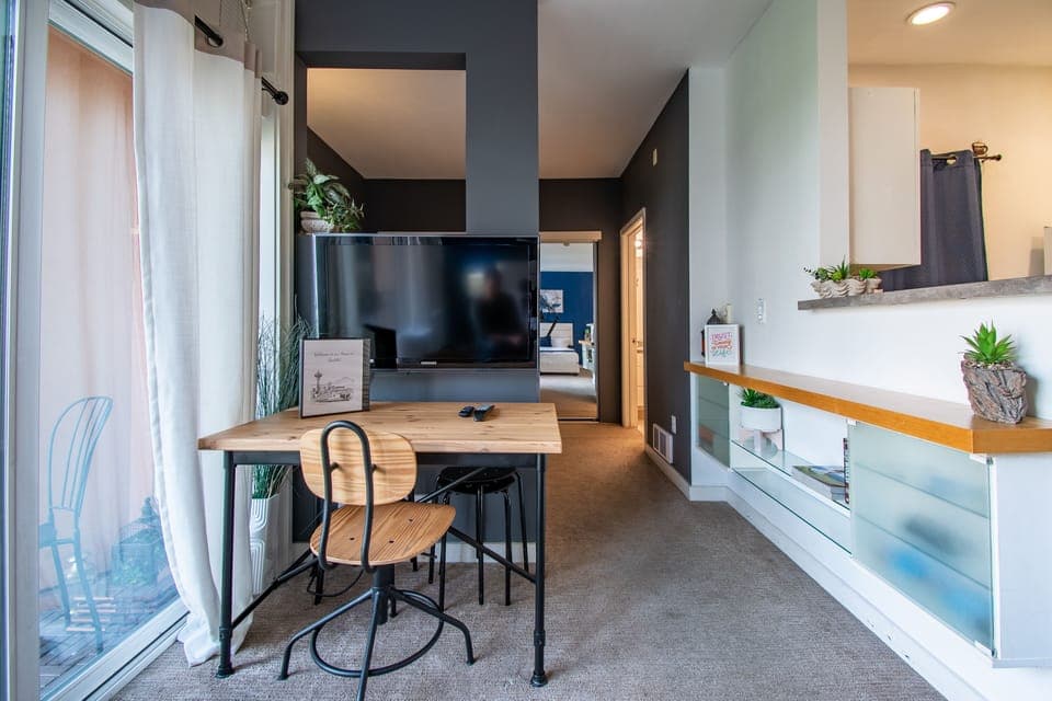 Flat Screen TV, Dining Table & Fully Stocked Kitchen