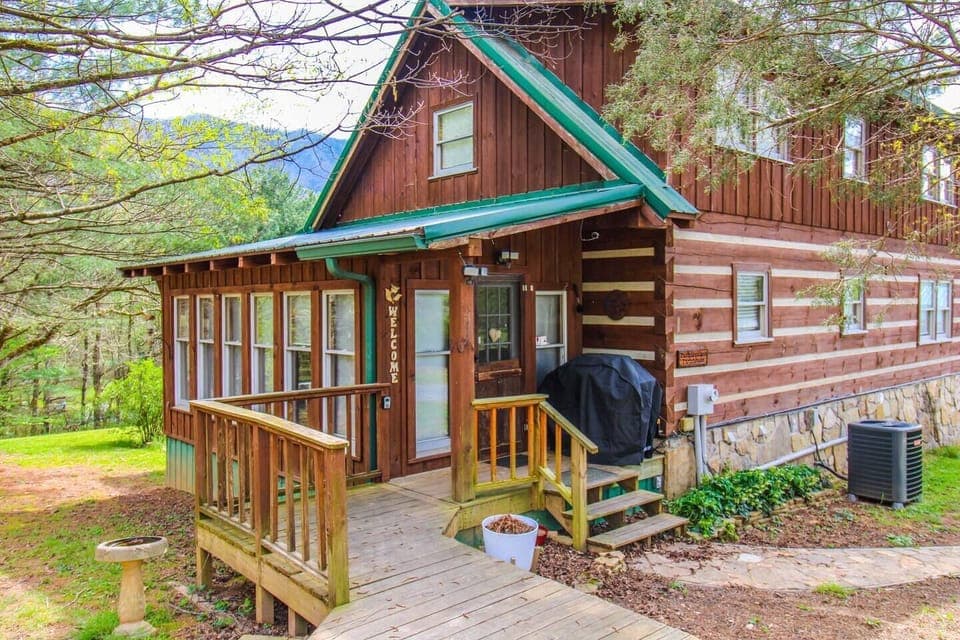 View of the entry of the cabin.