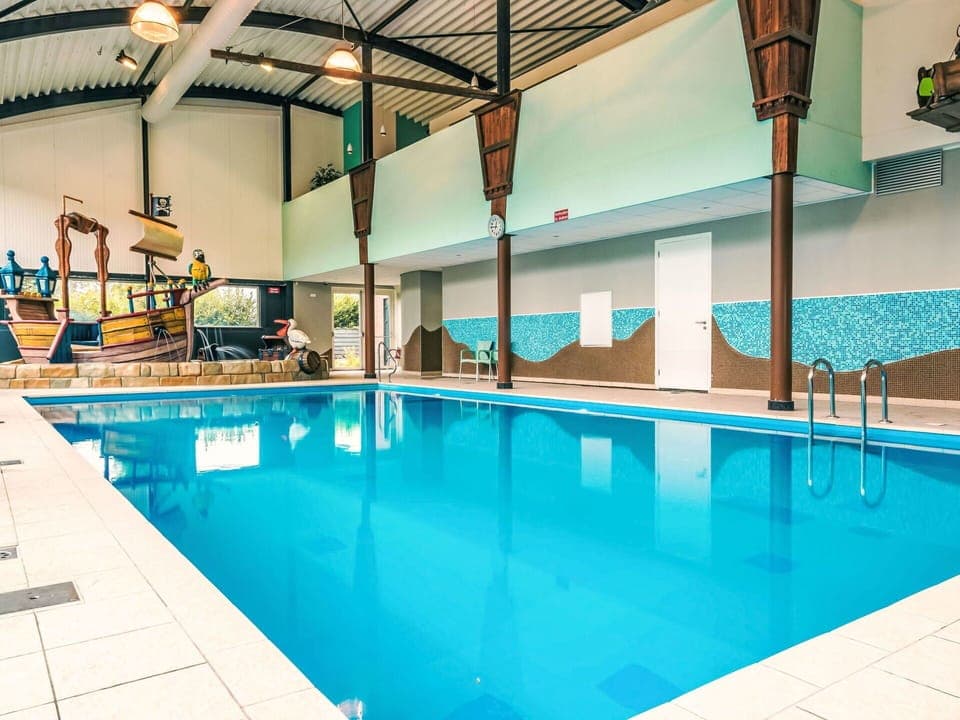 Water, Swimming Pool, Leisure, Recreation, Real Estate, Building, Shade, Chair, Couch, Leisure Centre