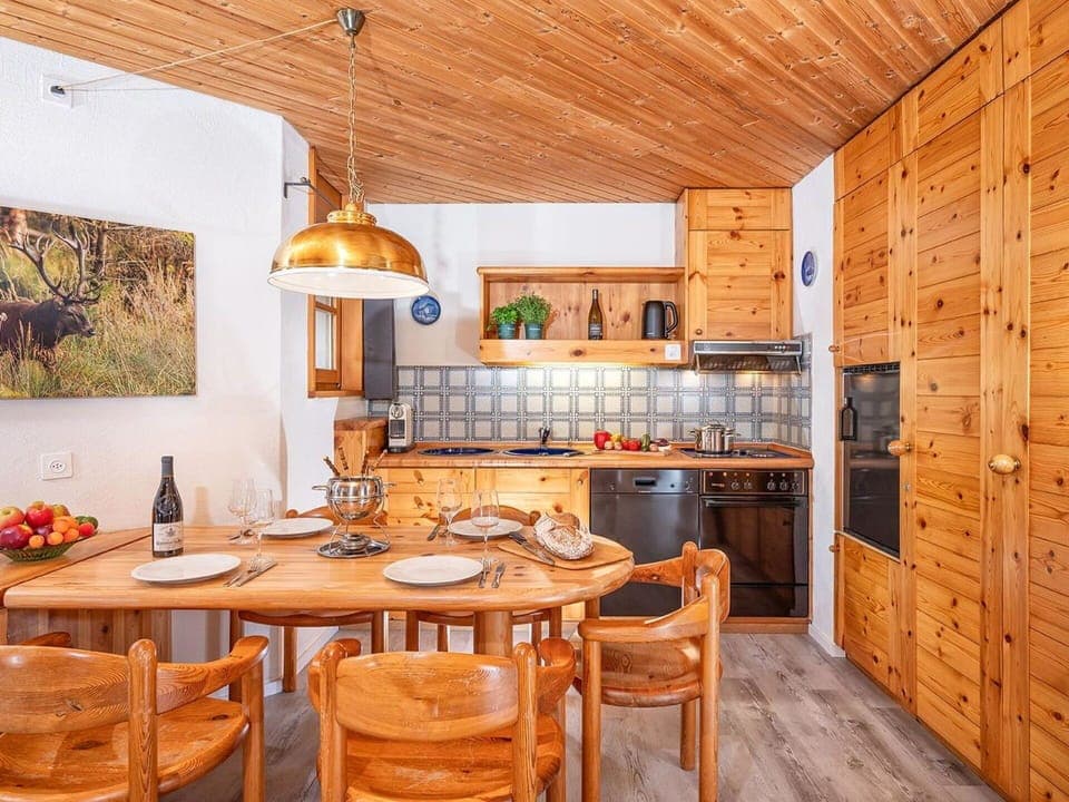 Table, Furniture, Property, Tableware, Wood, Interior Design, Plant, Countertop, Bottle, Floor