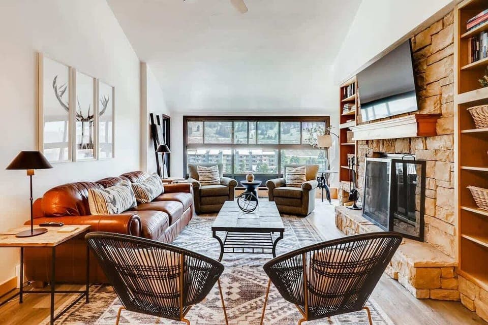 Spacious Living Room Seats 7