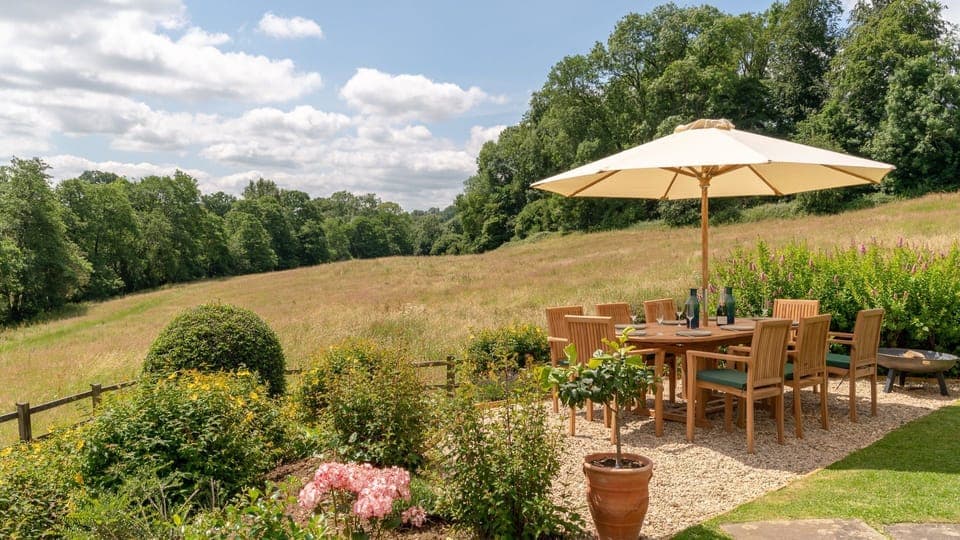 Garden and dining area, Court Cottage, Bolthole Retreats