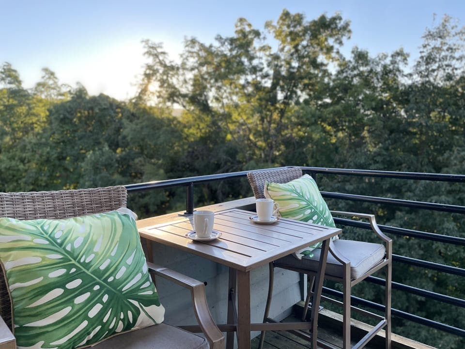 Welcome to Birds of a Feather, a cozy little studio that's perfect for two!