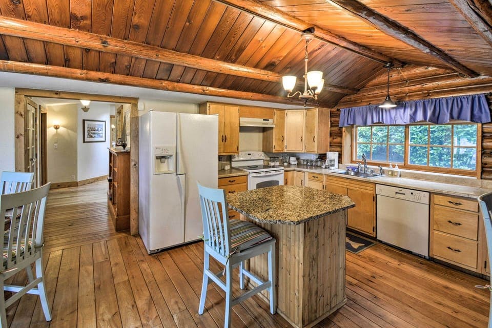 Well-Equipped Kitchen | Blender | Toaster | Crock-Pot