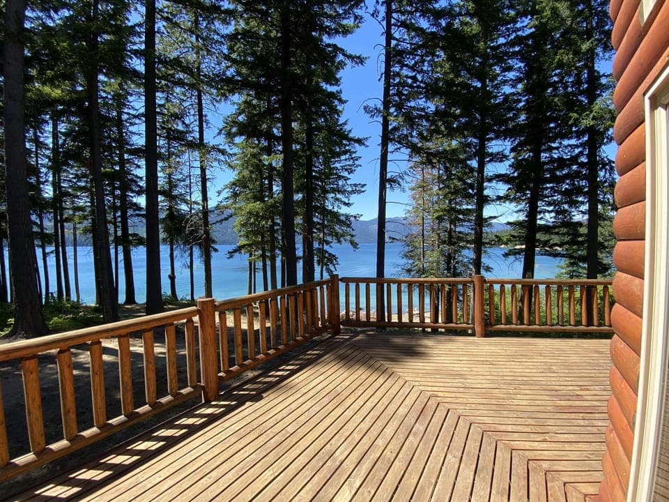 Spacious deck overlooking lake cle Elum 