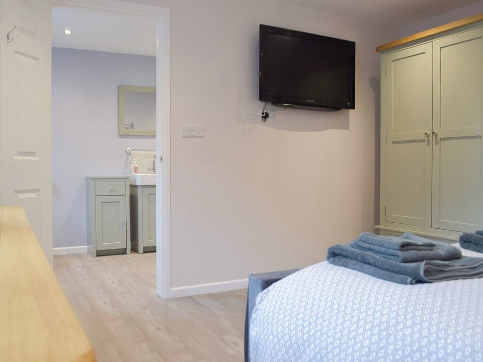 Double bedroom | Llain Cottage, Cross Inn