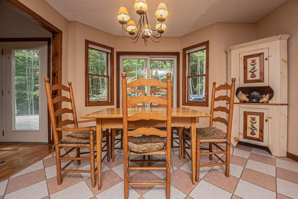 Breakfast Table w. Seating for 5