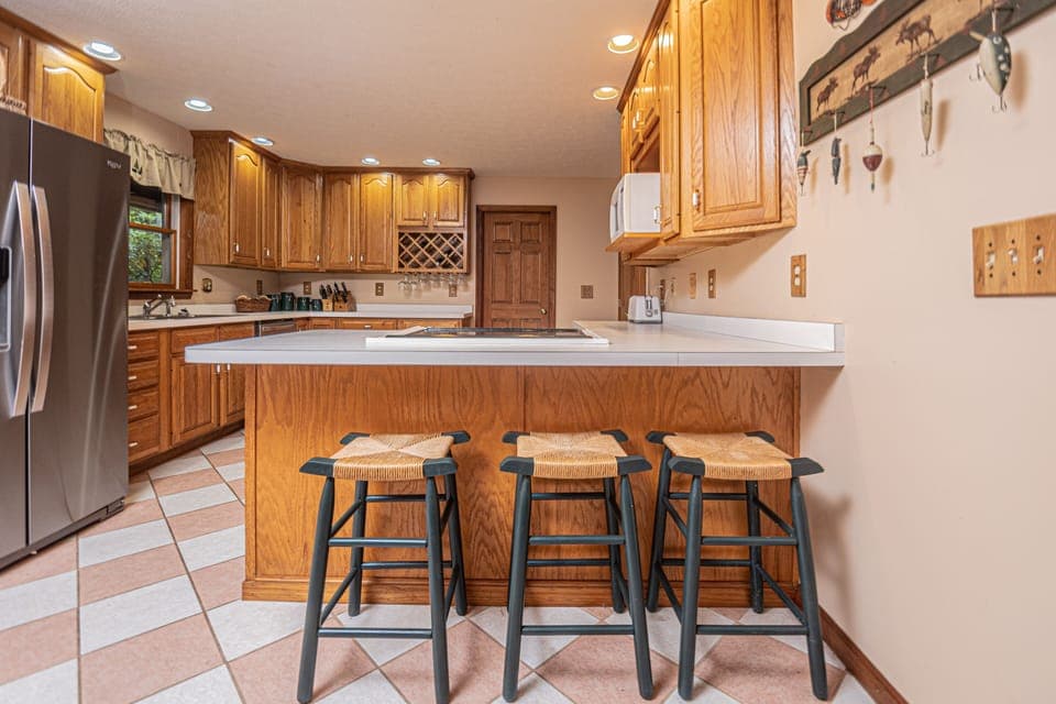 Full Kitchen - Breakfast Bar, Seating for 3