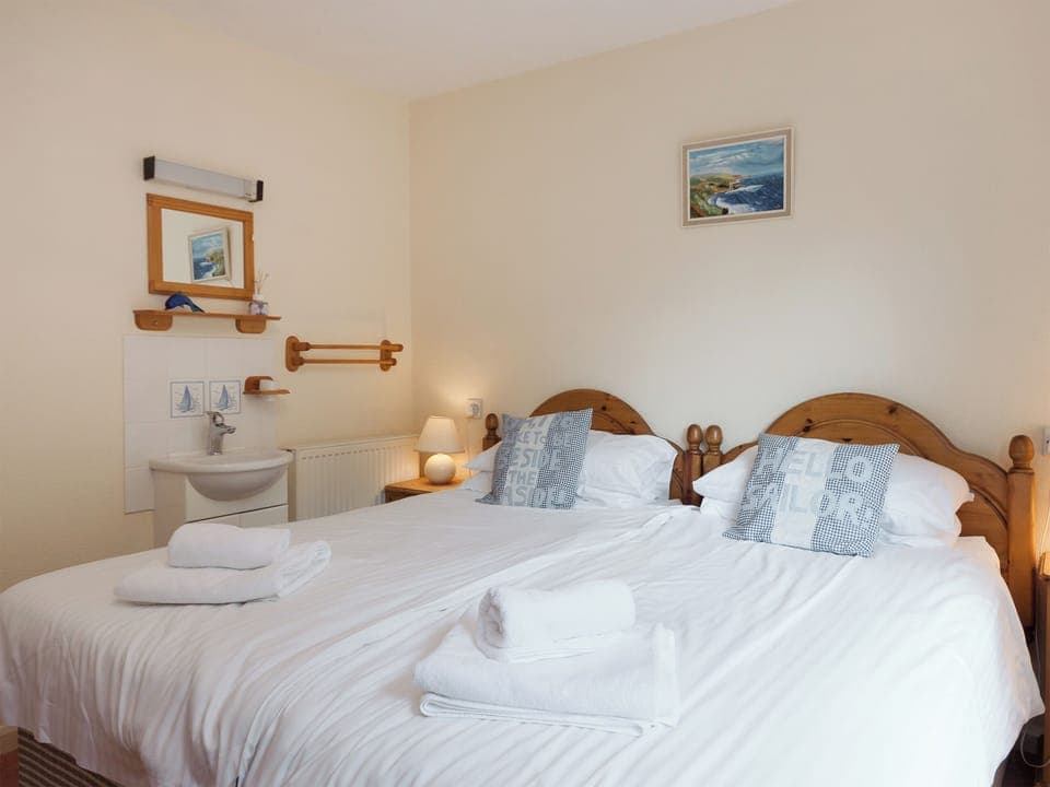 Well presented twin bedroom | St Elmo&rsquo;s LodgeFlat 1, Salcombe