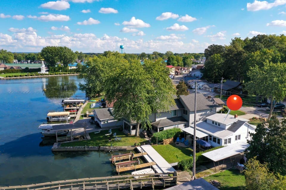 Ideal Indian Lake location. It doesn't get any better than this!