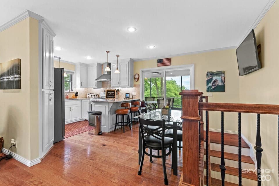 Dining & Kitchen Area have TV