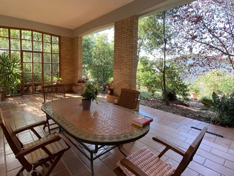 Plant, Table, Furniture, Property, Chair, Flowerpot, Wood, Houseplant, Shade, Interior Design