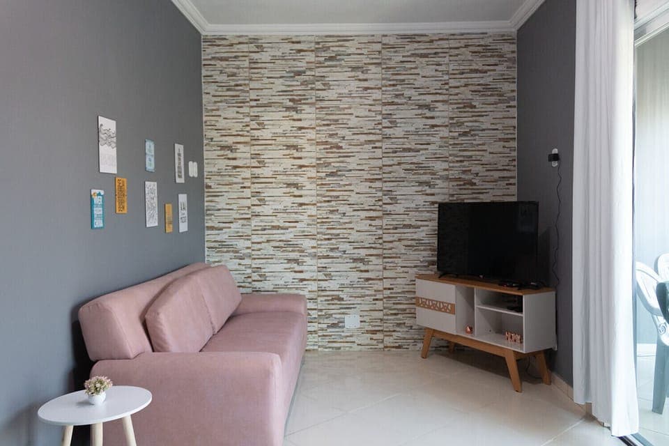 A casa está a 5 minutos da praia das Dunas, 8 da praia do Forte e 10 do centro