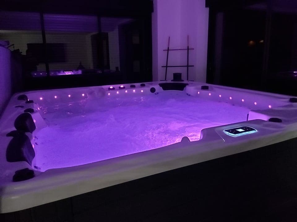 Indoor spa tub