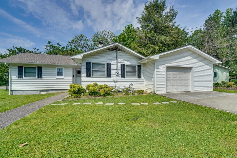 Oak Ridge Vacation Rental | 3BR | 1.5BA | 1,300 Sq Ft | 3 Steps to Access