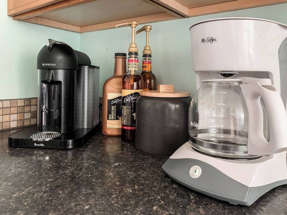 Coffee bar; espresso maker; traditional coffee maker