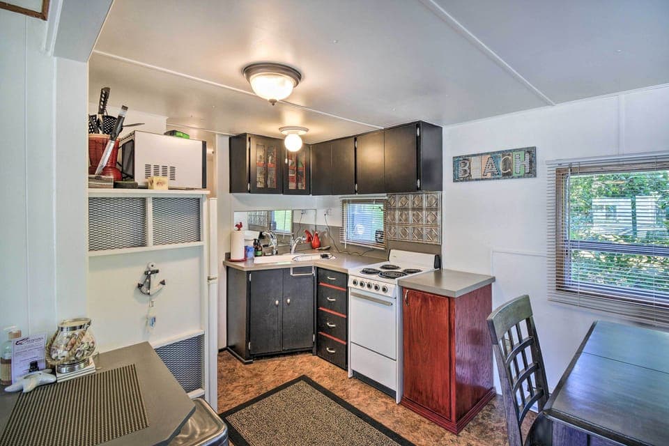 Kitchen | Well-Equipped w/ Cooking Basics