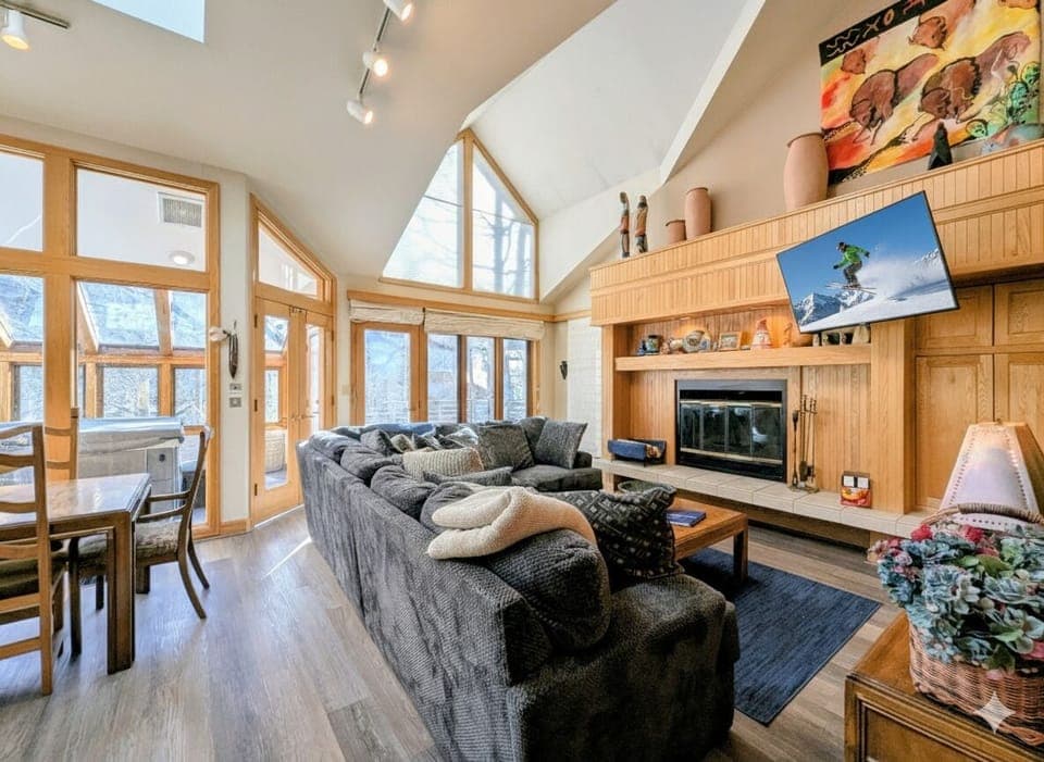 Bright and cozy mountain getaway at Chateaux DuMont 2725